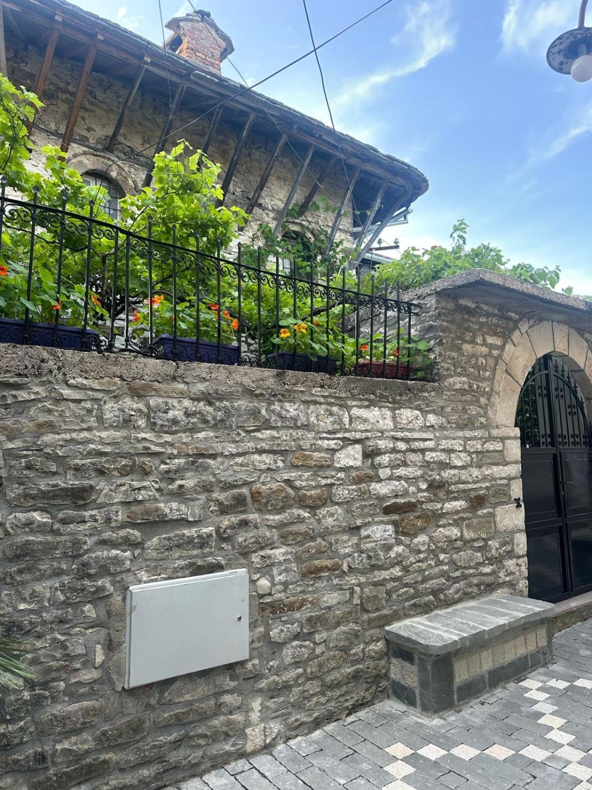 Traditional House Shapllo Gjirokastër Exteriör bild