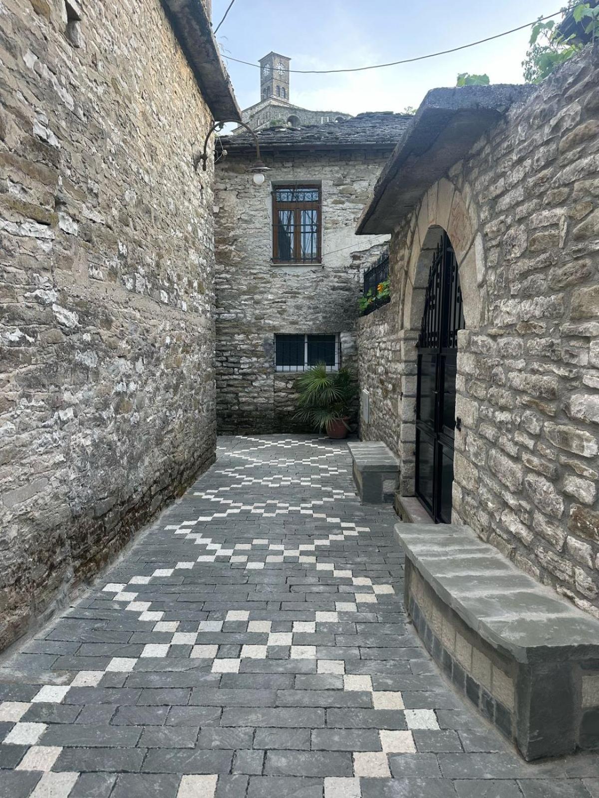 Traditional House Shapllo Gjirokastër Exteriör bild